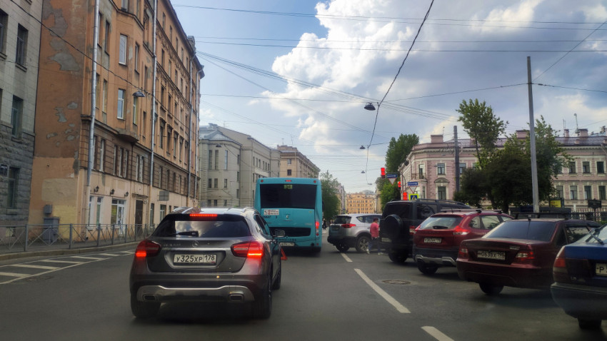 Улица в центре Санкт-Петербурга с автомобилями и автобусом