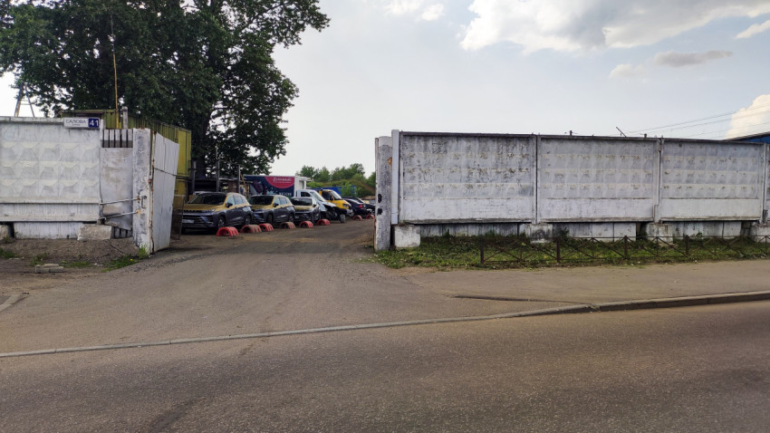 Въезд на территорию автопарковки по адресу Салова 41