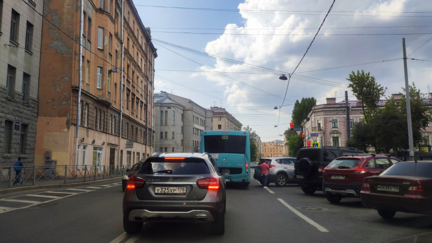 Улица в Санкт-Петербурге с автомобилями и автобусом в пробке