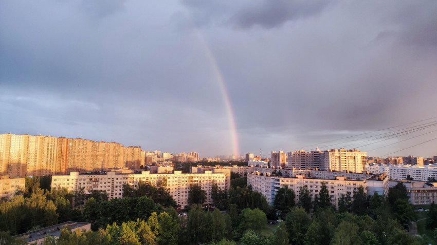 Радуга над жилыми кварталами города