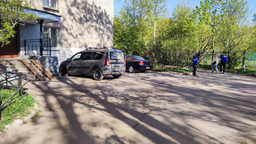 Двор жилого дома с припаркованными машинами и прохожими