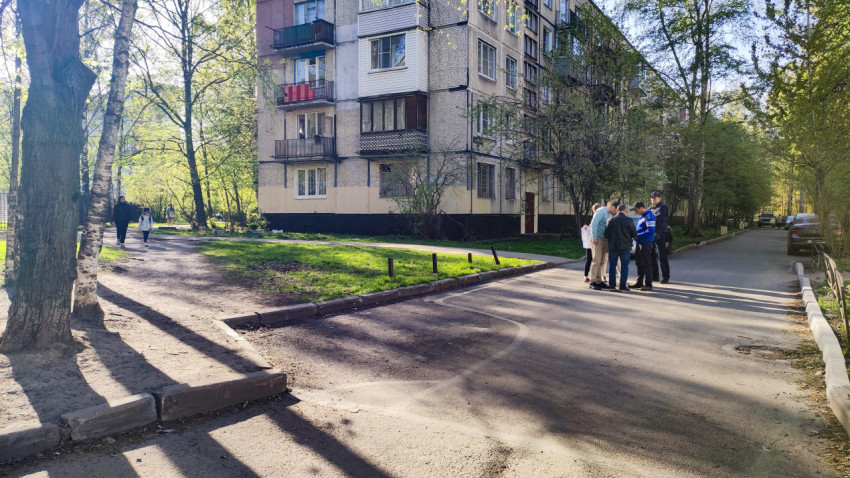 Группа людей у жилого дома в жилом квартале
