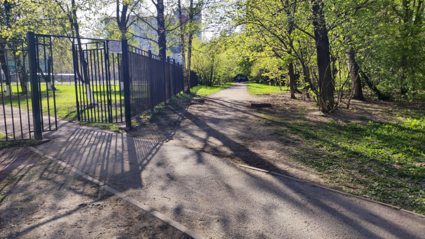 Ворота спортивной площадки и тропинка в парке