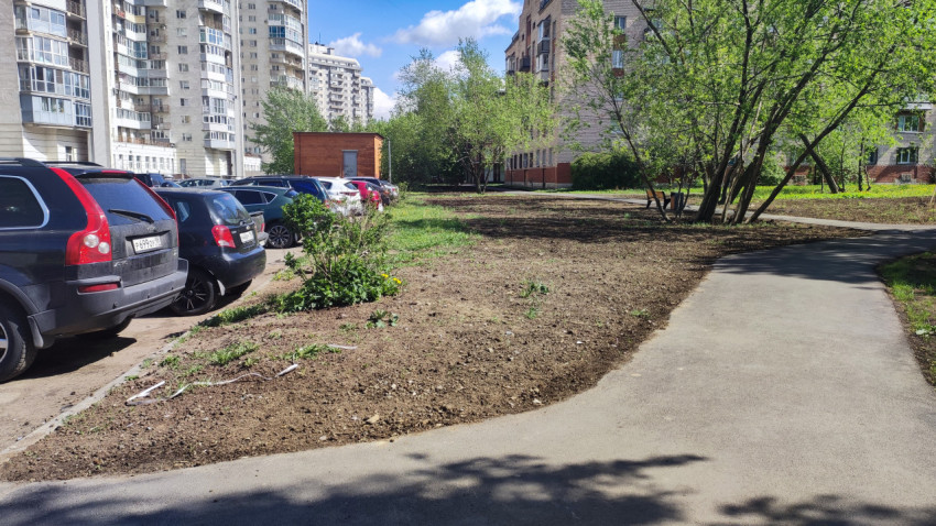 Парковка автомобилей у жилых домов