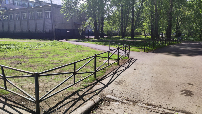 Металлическое ограждение у пешеходной зоны возле здания