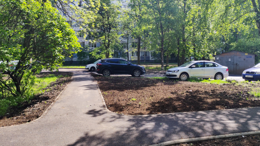 Асфальтированная дорожка и парковка во дворе жилого дома