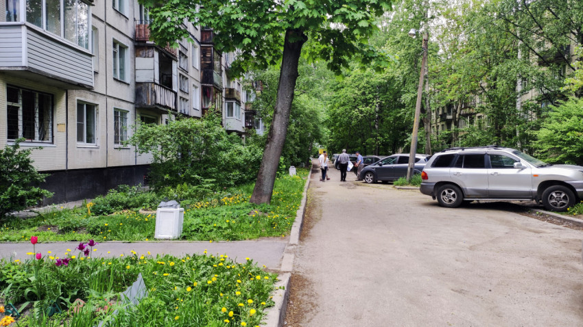 Прогулка по жилой улице с деревьями и припаркованными авто