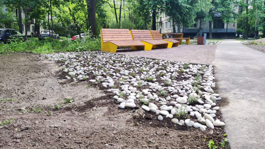 Современные лавки и столики с каменным оформлением двора