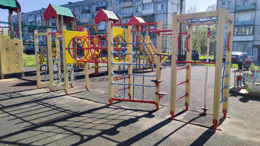 Детский игровой комплекс во дворе панельных домов