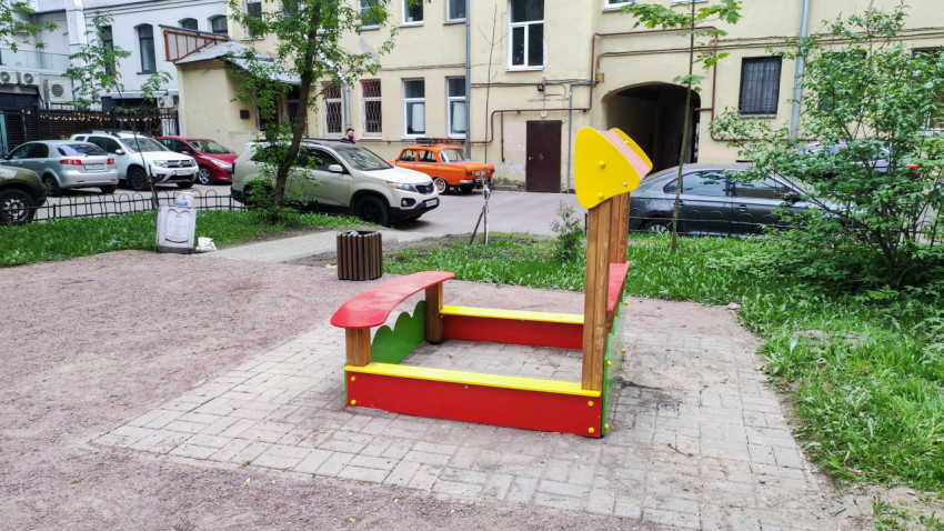 Детская песочница во дворе жилого дома