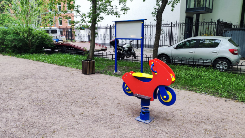 Игровой элемент в виде мотоцикла на пружине