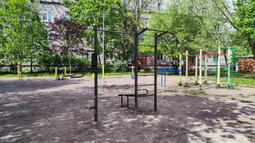 Уличные спортивные тренажеры и турники во дворе