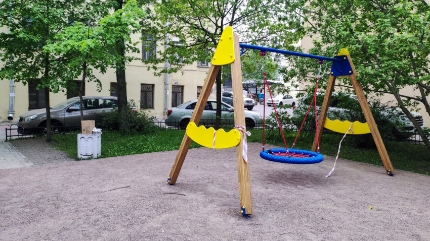 Современные качели на детской площадке
