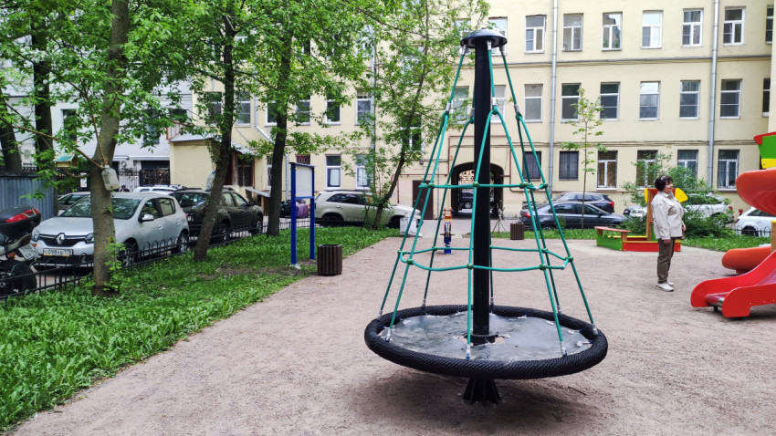 Вращающаяся игровая конструкция на детской площадке