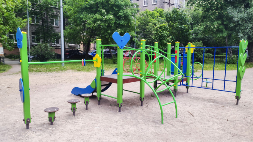 Детский игровой комплекс с зелёными металлическими конструкциями