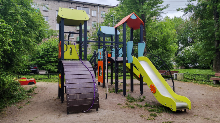 Игровой комплекс с горкой и навесами на детской площадке