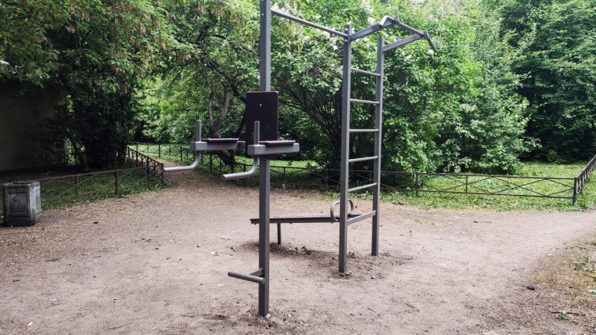 Уличный турник и спортивное оборудование в жилом дворе