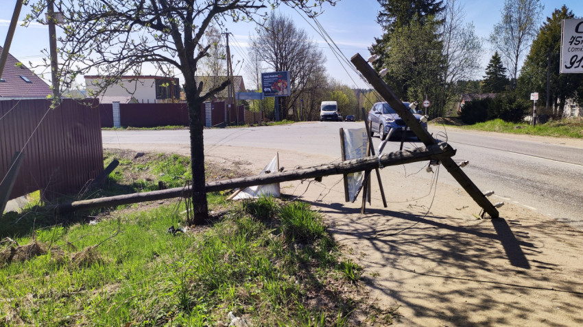 Опора электросети, упавшая на обочину у перекрёстка