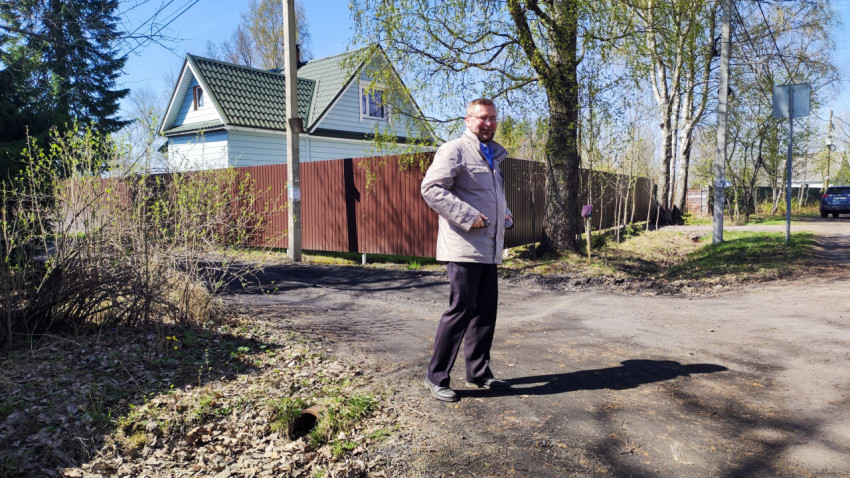 Мужчина на загородной улице возле жилого дома