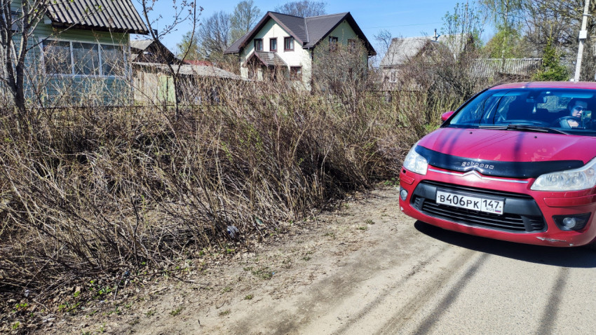 Красный автомобиль Citroën на деревенской улице