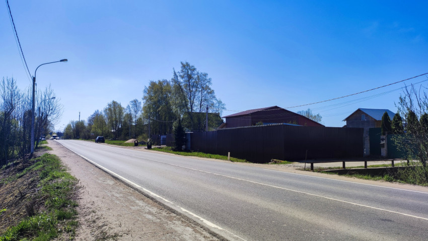 Загородная трасса и автосервис за высоким забором
