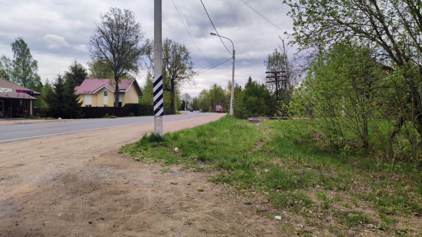 Загородная дорога с электролиниями и жилыми домами
