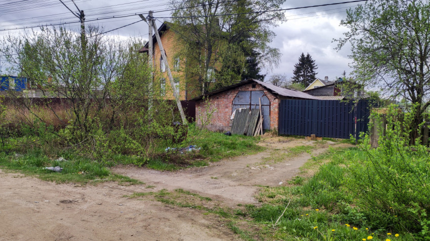Кирпичный гараж и забор на загородном участке