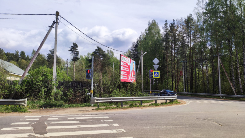 Пешеходный переход со светофором на загородной дороге