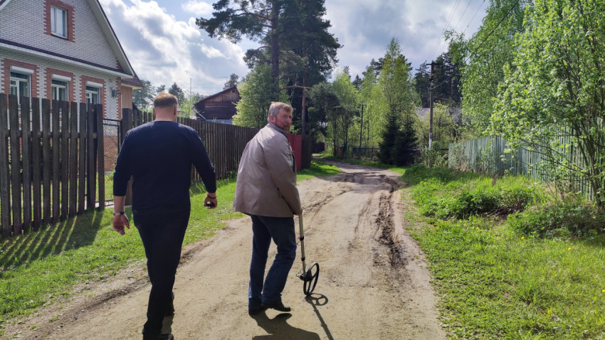 Двое мужчин идут по деревенской улице