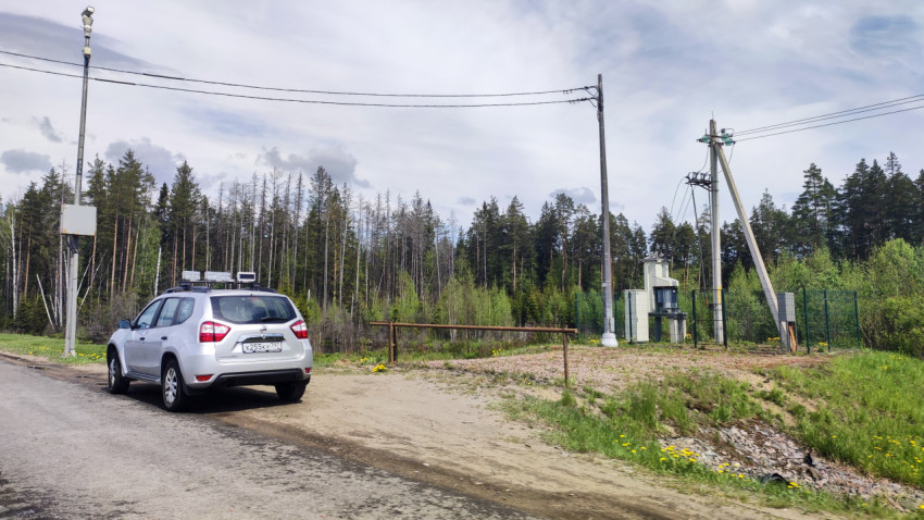 Автомобиль и трансформаторная подстанция у лесного массива
