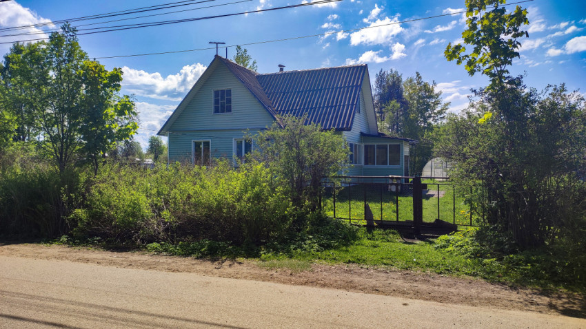 Деревянный дом с мансардой и приусадебным участком