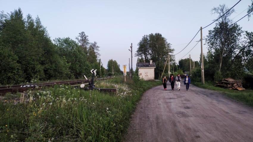 Деревенская дорога и железнодорожный переезд в вечернее время