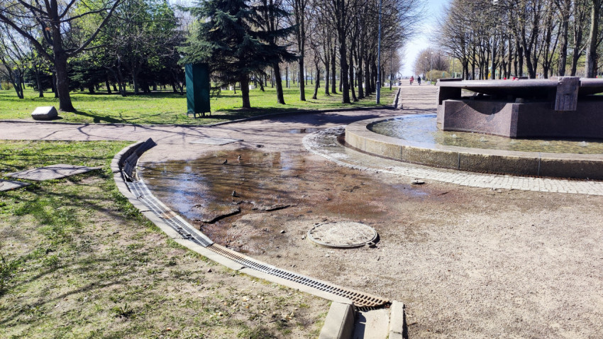 Фонтан и прогулочные дорожки в парке 300-летия Санкт-Петербурга