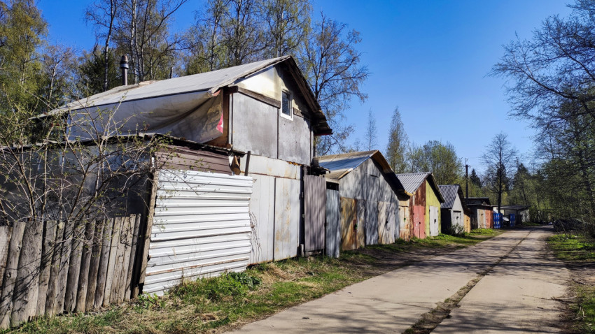 Ряд гаражей вдоль лесной дороги