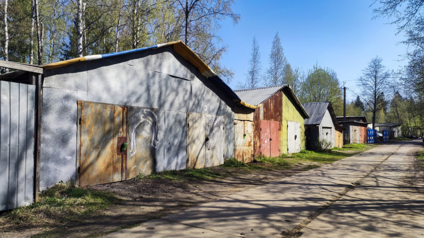 Металлические гаражи с граффити и ржавчиной