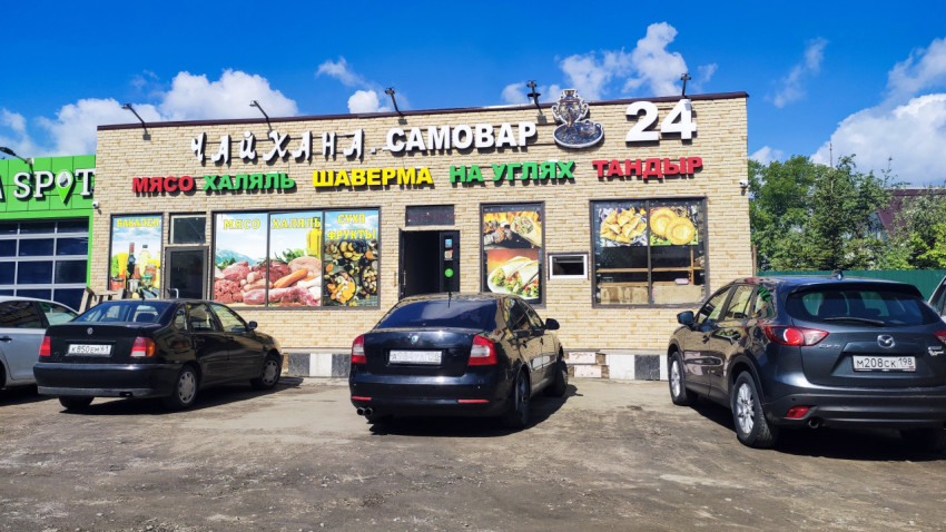 Фасад чайханы «Самовар» с вывесками и парковкой перед входом
