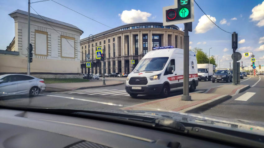 Скорая помощь с проблесковыми маячками на улице