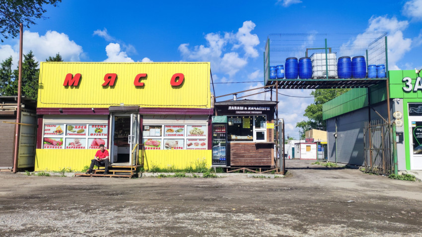 Магазин «МЯСО» и киоск «Лаваш и хачапури» с проходом во двор