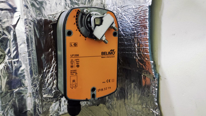Серво-привод BELIMO LF230 на изолированном модуле вентиляции