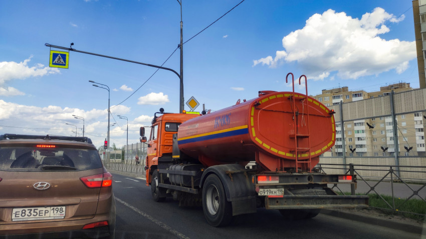 Оранжевая автоцистерна на городском проспекте