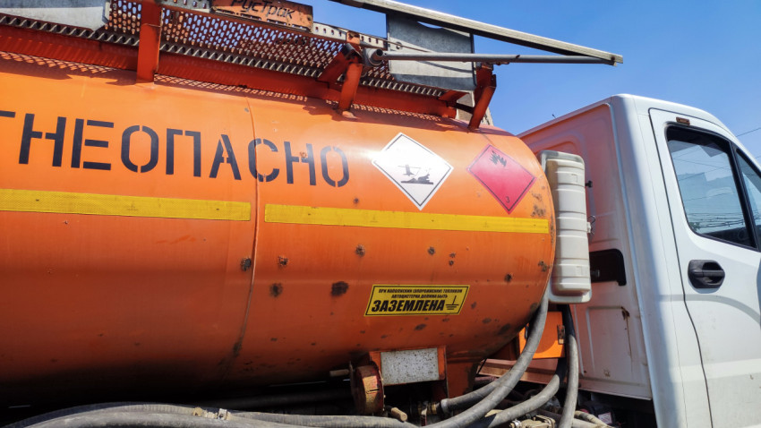Оранжевая автоцистерна с маркировкой «Огнеопасно»