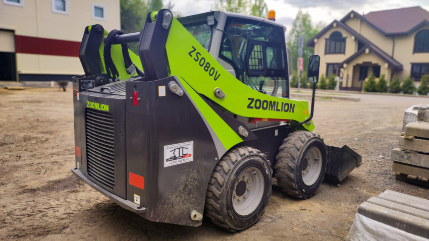 Мини-погрузчик Zoomlion ZS080V на строительной площадке