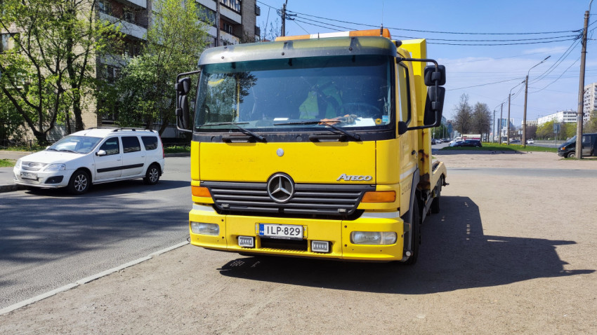 Передний вид эвакуатора Mercedes Atego с номером ILP-829