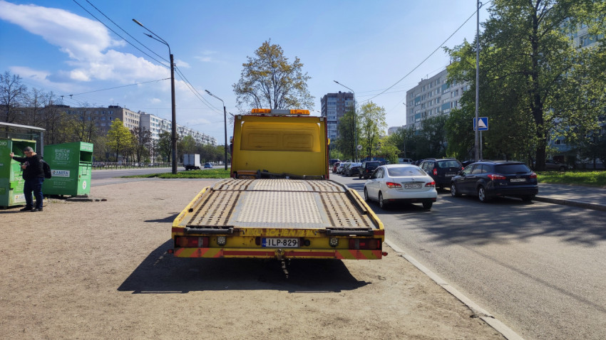 Задний вид эвакуатора Mercedes Atego на стоянке