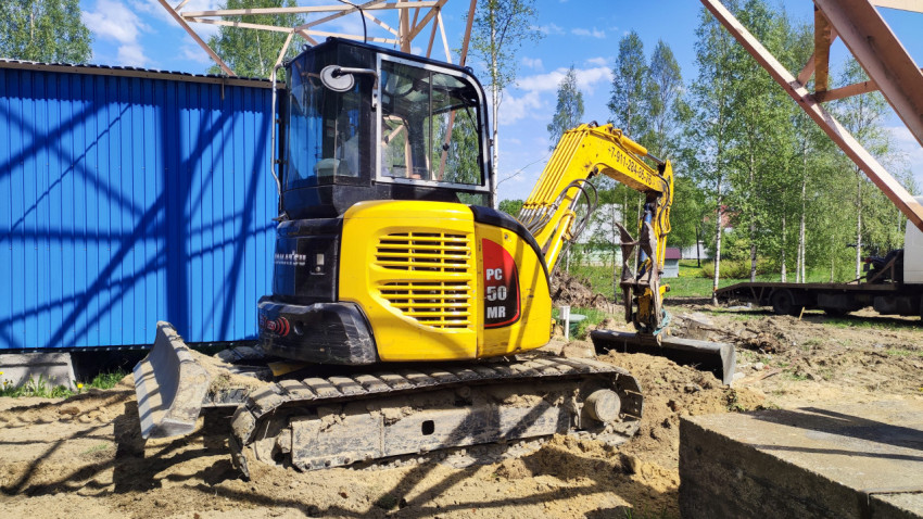 Экскаватор Komatsu PC50 на строительной площадке