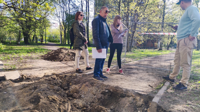 Группа людей на стройплощадке во дворе