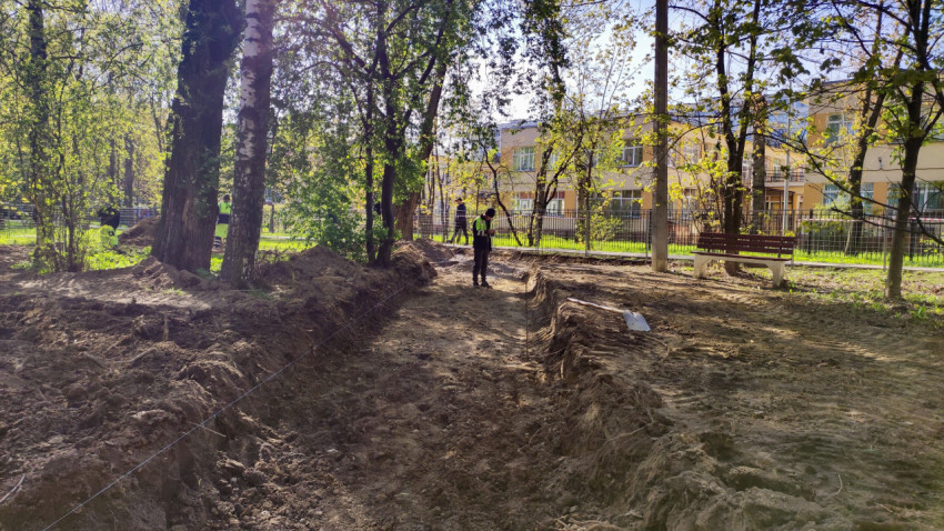 Земляные работы во дворе жилого квартала