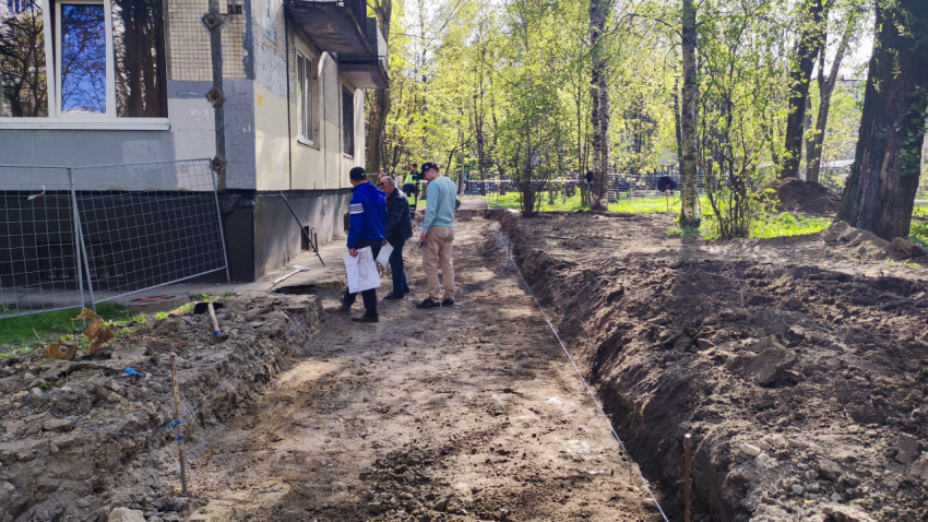 Обследование траншеи возле жилого дома