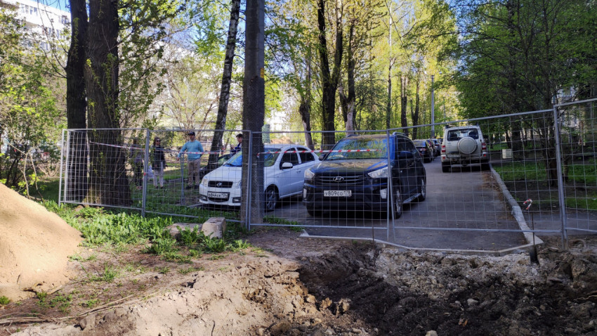 Ограждение строительной площадки у жилого двора