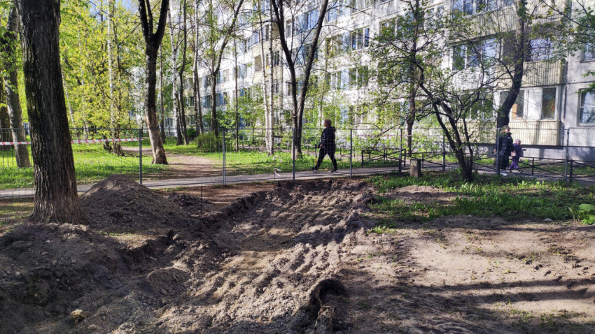 Земляные работы во дворе жилого дома